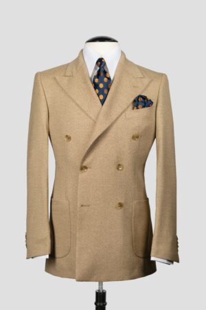 Costume croisé beige à revers en pointe