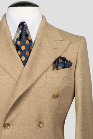 Alternative view of Costume croisé beige à revers en pointe